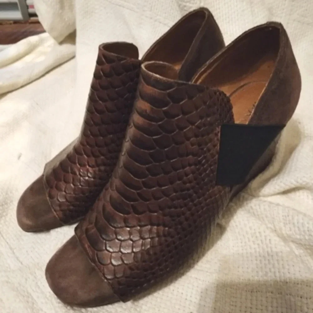 Donald Pliner Lizzie Snake heels.8.5‎